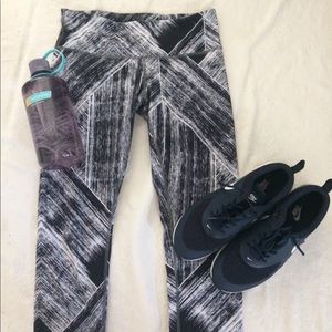 Lululemon cropped patterned leggings size 8